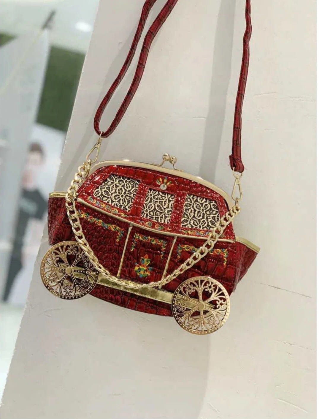 STATEMENT RETRO VEGAN LEATHER CROCODILE EFFECT GOLDEN RED CARRIAGE CLASP CROSS BODY RED